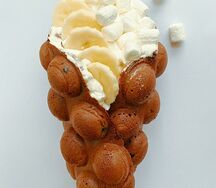 Сладкая вафля с молочным шоколадом, сливками и бананом