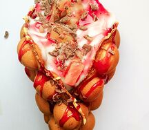 Сладкая вафля с молочным шоколадом, фруктовым йогуртом и ананасом