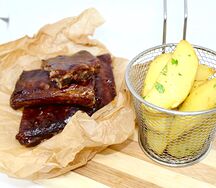 Свиные ребра BBQ с картофелем айдахо