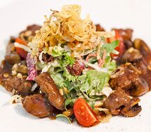 Теплый салат с куриной печенью