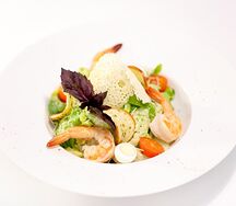 Салат Цезарь с креветками