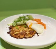 Драник с лососем и яйцом пашот