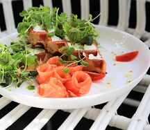Вафля с лососем и творожным кремом