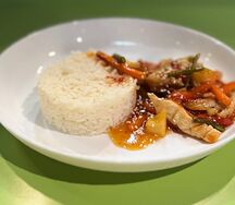 Рис с овощами и курицей с соусом чили
