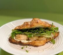 Круассан с креветками