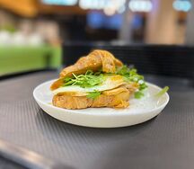 Круассан с куриной грудкой