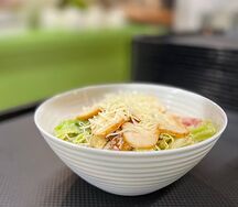 Салат Цезарь с курицей