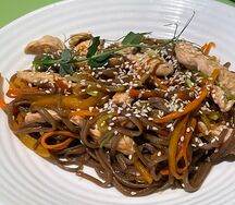 Гречневая лапша с овощами и индейкой терияки