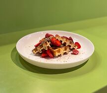 Вафля с шоколадной пастой и свежими ягодами