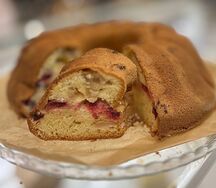 Шарлотка с яблоками и ягодами