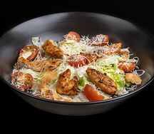 Салат Цезарь с курицей
