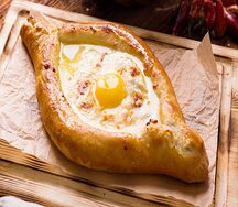 Хачапури по-аджарски с беконом и острым перцем