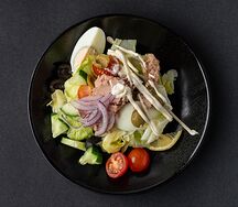 Салат с тунцом и свежими овощами