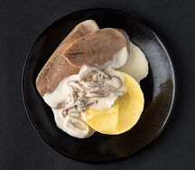 Говяжий язык с картофельным пюре с соусом из вешенок