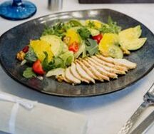Салат с курицей, авокадо и апельсинами