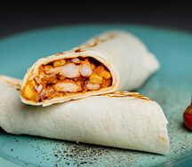 Буррито с курицей, томатами и кукурузой