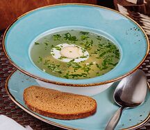 Куриный бульон с яйцом и курой