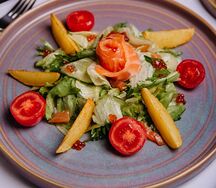 Фирменный салат с лососем и красной икрой