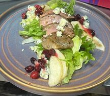 Салат с утиной грудкой, грушей и дорблю