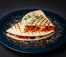 Кесадилья с мясным фаршем, овощами и острым соусом