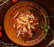 Тёплый салат с беконом и курицей