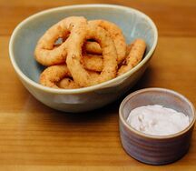 Луковые кольца с соусом Мексика