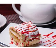 Штрудель яблочный с клубничным сиропом