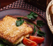 Гренка с ветчиной, сыром и грибами