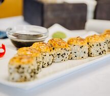 Запеченный ролл с курицей и авокадо