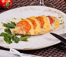 Куриная грудка, запеченная с томатами и шпинатом