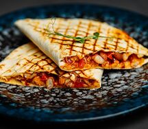 Кесадилья с курицей и овощами