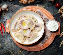Вареники с вишней и сметаной