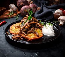 Драники с грибами и сметаной