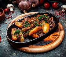 Шкварчащая сковорода с говядиной и овощами