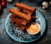 Колодец из ржаного хлеба с фирменным соусом