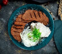 Смалец с ржаным хлебом и зеленым луком