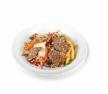 Говядина с яичной лапшой и соусом терияки