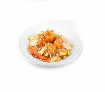 Лосось с рисовой лапшой с соусом сладкий чили
