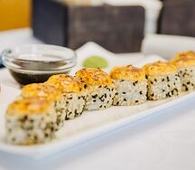 Ролл с курицей и авокадо