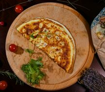 Омлет с беконом, сыром и томатами