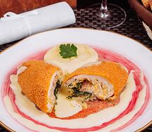 Куриная котлета Де-воляй с пюре и сырным соусом