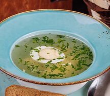 Куриный бульон с яйцом и курицей