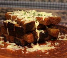 Гренки чесночные с сыром и чесночным соусом
