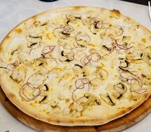 Пицца с курицей и грибами