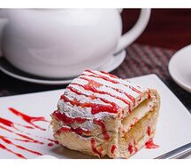 Штрудель из свежих апельсинов с клубничным сиропом