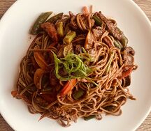 Соба с курицей и овощами в соусе терияки