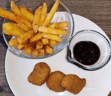 Картофель фри с наггетсами и сырным соусом