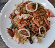 Рис с морепродуктами и овощами в кисло-сладком соусе