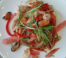 Соба с морепродуктами и овощами в соусе терияки