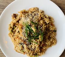 Рис с говядиной и овощами в кисло-сладком соусе